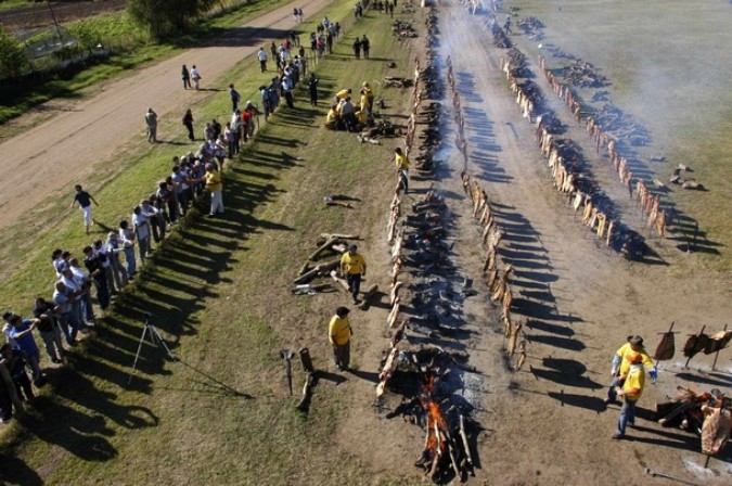 Крупнейшие в мире барбекю приготовили в Пико, Италия, 20 марта 2011 года.