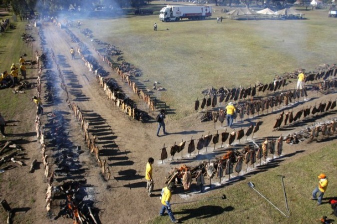 Крупнейшие в мире барбекю приготовили в Пико, Италия, 20 марта 2011 года.