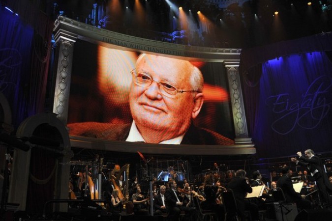 The concert is to celebrate the 80th birthday of the former Soviet leader Mikhail Gorbachev. Концерт в честь 80-летия бывшего советского лидера Михаила Горбачева, Лондон, Альберт-холл (Albert Hall), 30 марта 2011 года.