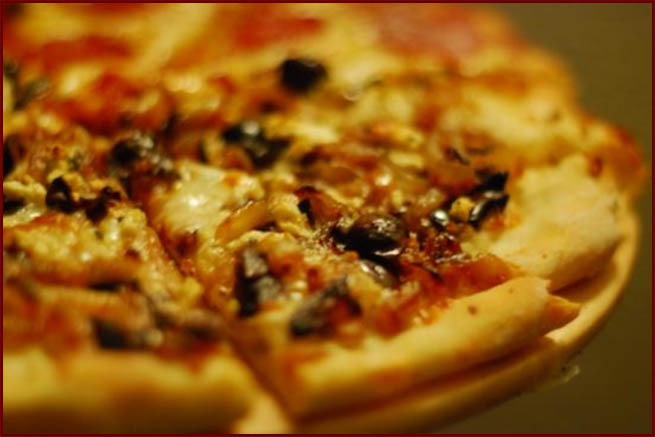 пицца с каамелизированным луком и оливками