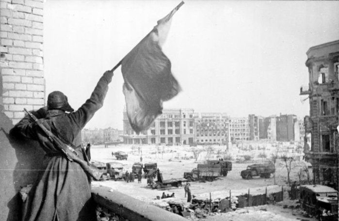 http://img0.liveinternet.ru/images/attach/c/2/70/94/70094084_Bundesarchiv_Bild_183W0506316_Russland_Kampf_um_Stalingrad_Siegesflagge.jpg height=456