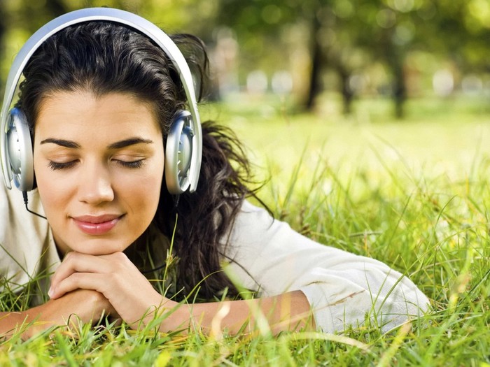 девушка слушает музыку