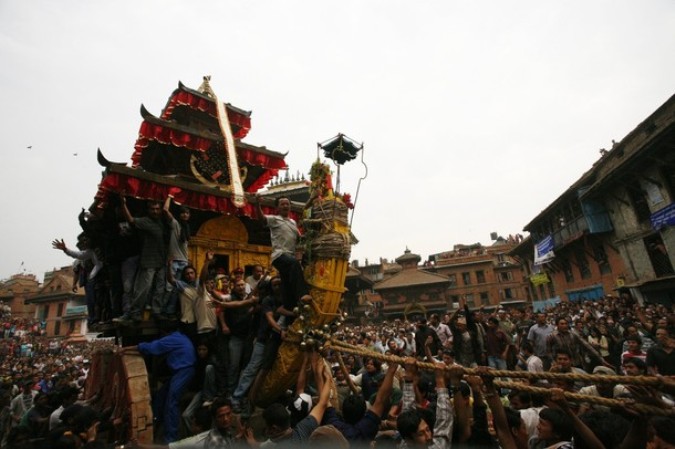 Непальский Новый год Бискет Джатра (Bisket Jatra), Бхактапур (около 12 км к востоку от Катманду), 10 апреля 2010 года.