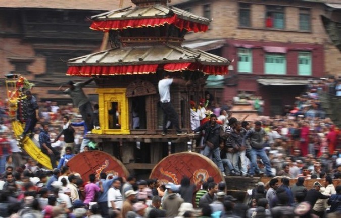 Непальский Новый год Бискет Джатра (Bisket Jatra), Бхактапур (около 12 км к востоку от Катманду), 10 апреля 2011 года.