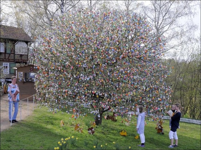 1302701245_easter-eggs-tree-03 (700x525, 138Kb)