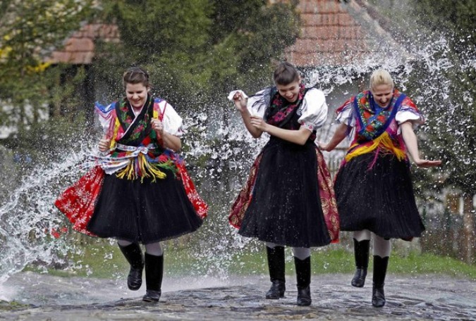 Традиционные пасхальные обливания водой в Холлокё, Венгрия, 14 апреля 2011 года./2270477_c5_2_ (675x456, 134Kb)