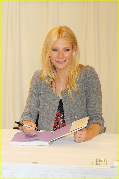 gwyneth-paltrow-cookbook-signing-barnes-and-noble-nyc-05 (400x600, 51Kb)