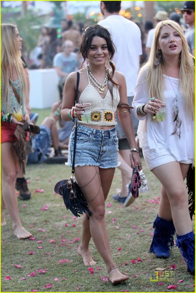 vanessa-hudgens-barefoot-babe-at-coachella-08 (401x600, 79Kb)