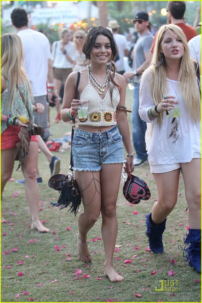 vanessa-hudgens-barefoot-babe-at-coachella-03 (401x600, 88Kb)