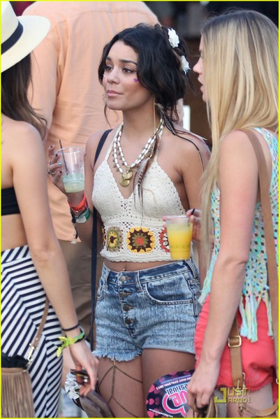 vanessa-hudgens-barefoot-babe-at-coachella-09 (401x600, 77Kb)