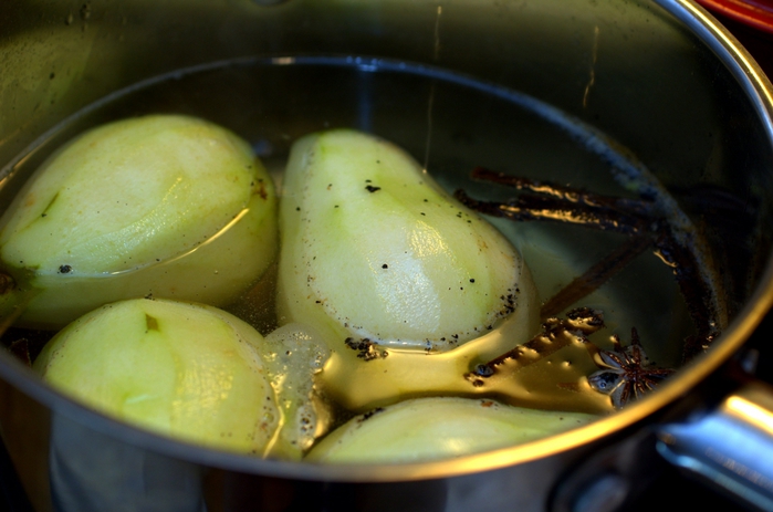 4278666_4181838114_37a92a5168_poached_pear_compote_in_vanilla_bean__amp_star_anise_O (700x463, 205Kb)