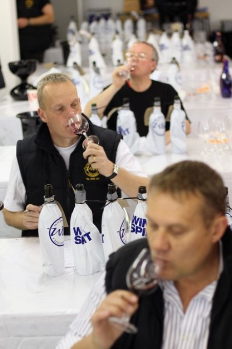 'International Wine Challenge' в Барбикан-центре, Лондон , Англия, 21 апреля 2010 года./2270477_60_2_ (453x680, 71Kb)