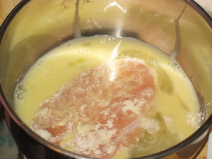obvaljat grudku v jajce pered zharkoj v suharjah (300x225, 37Kb)