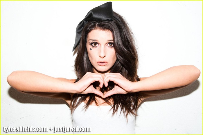 shenae-grimes-spread-the-heart-02 (700x467, 58Kb)