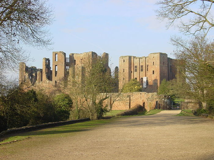 800px-Kenilworth_Castle_gatehouse_landscape (700x525, 110Kb)