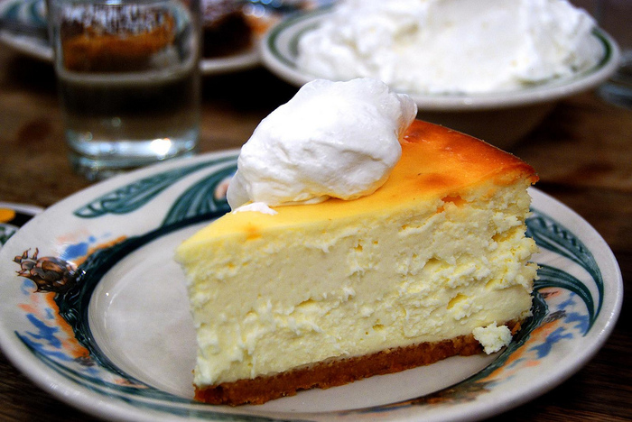 4278666_2449149236_49f6564367_Cheesecake_with_Schlag_L (700x468, 179Kb)