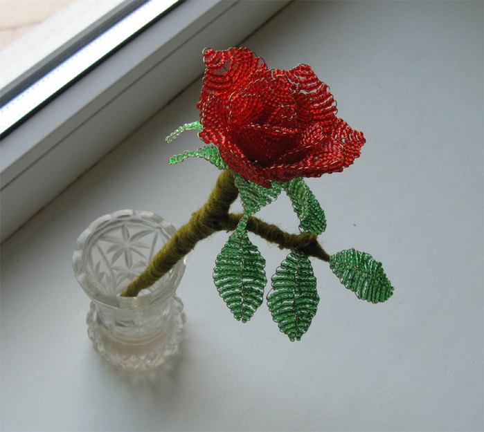 Миниатюрная роза из бисера мастер класс