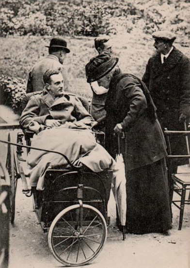 L'Impératrice_Eugénie_rend_visite_au_un_blessé_Anglais_1914 (392x553, 140Kb)