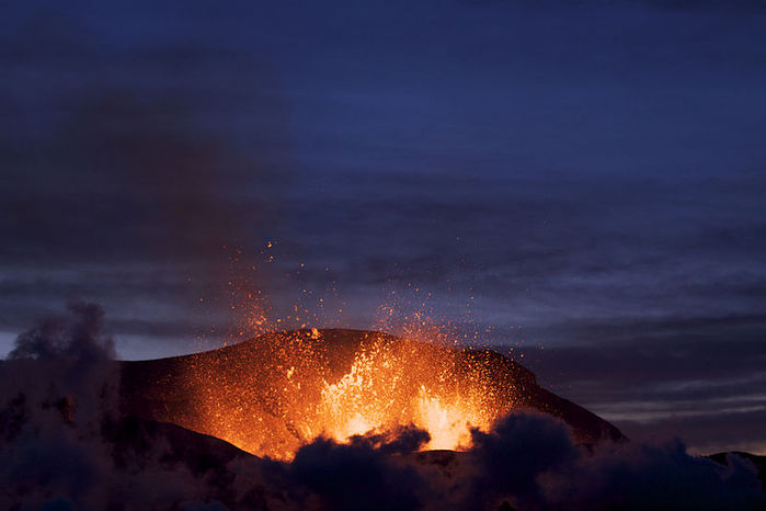 2822077_iceland_volcano_eruption1 (700x466, 38Kb)