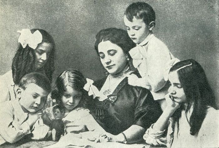 4232688_I__with_children_1910 (700x475, 90Kb)