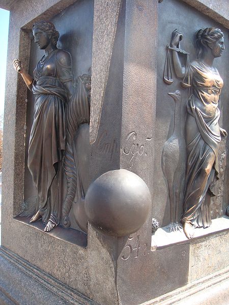 ab2a00699a6dc537fa8db630807d7fc9_450px-Monument_duc_rushilie_damaged_by_bombardment (450x600, 67Kb)