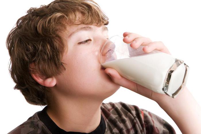 BoyDrinkingMilk (700x468, 36Kb)