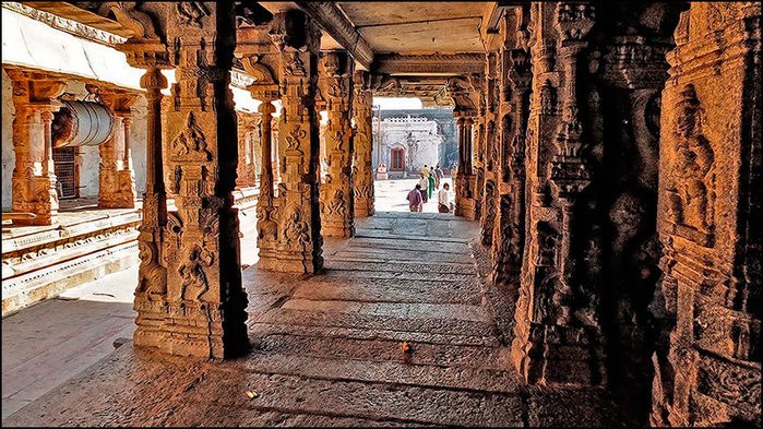 Резные колонны храма Вирупакши в Хампи/3673959_6 (700x393, 138Kb)