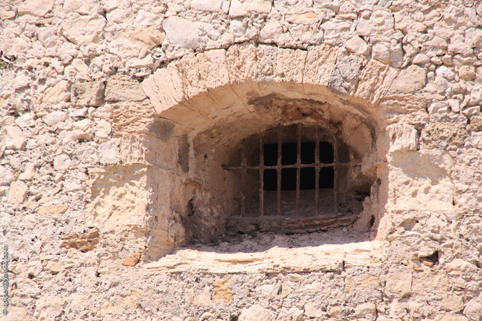 узкие окна из тюрьмы замка Иф (700x466, 204Kb)
