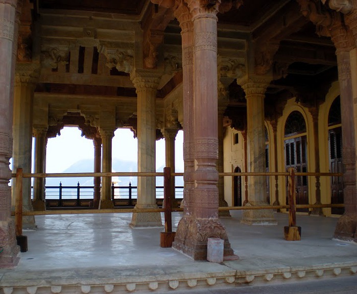 Inside the Diwan-i-Am. (700x576, 111Kb)