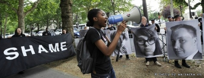 Протест Act'up перед посольством России в Париже, 8 июля 2011 года/2270477_685 (675x258, 133Kb)