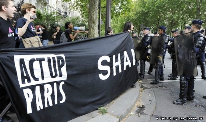 Протест Act'up перед посольством России в Париже, 8 июля 2011 года/2270477_687 (675x401, 190Kb)