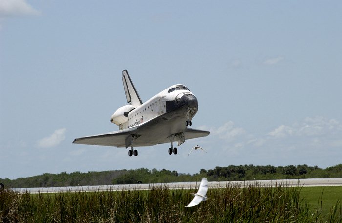 NASA_Space_Shuttle_Atlantis_landing_(STS-110)_(19_April_2002) (700x456, 43Kb)