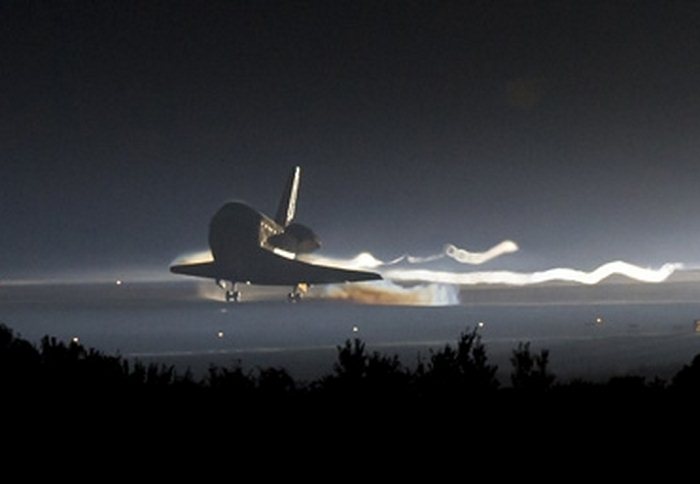 STS-135_landing_cropped (700x484, 25Kb)