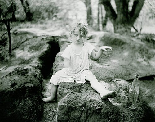 sally-mann-coke-in-the-dirt (500x393, 54Kb)