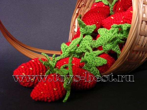 Корзина клубники. Вязаные игрушки.