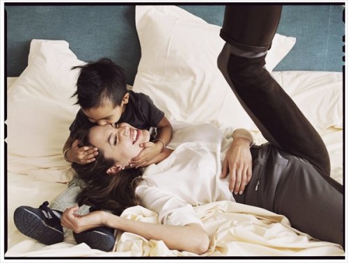 annie-leibovitz-angelina-jolie-maddox (500x378, 37Kb)