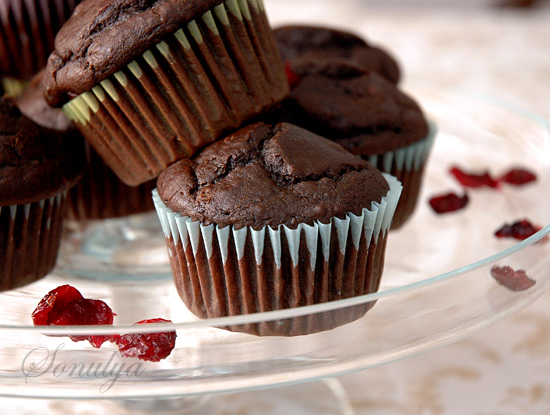 Шоколадные кексы 3925073_chocolate_cran_muffinsx2vi (550x415, 110Kb)