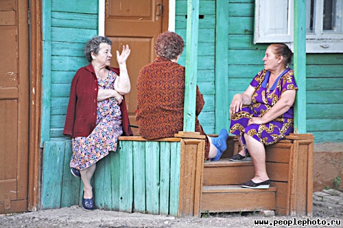Эро фото старухи Светланы Егоровны во дворе на крылечке