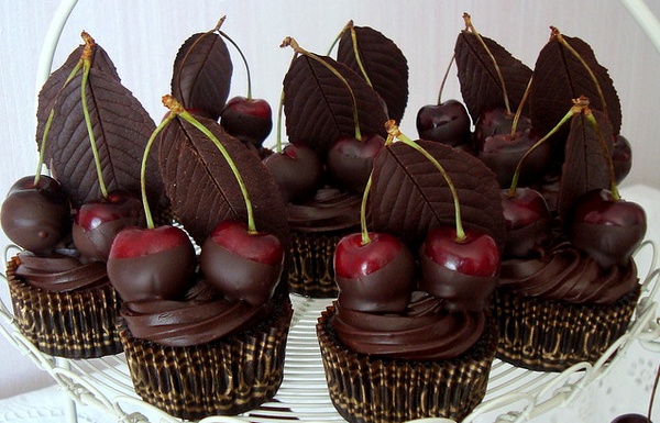 75963657_bing_cherry_cupcakes__Flickr__Photo_Sharing (600x385, 579Kb)