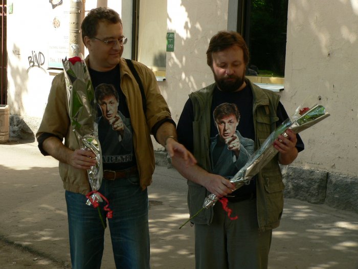 1255730581_men_with_flowers (700x525, 65Kb)