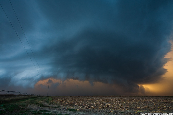 Supercell with large hail and highs wind moves southeast in southern Nebraska September 6, 2007 (700x466, 65Kb)