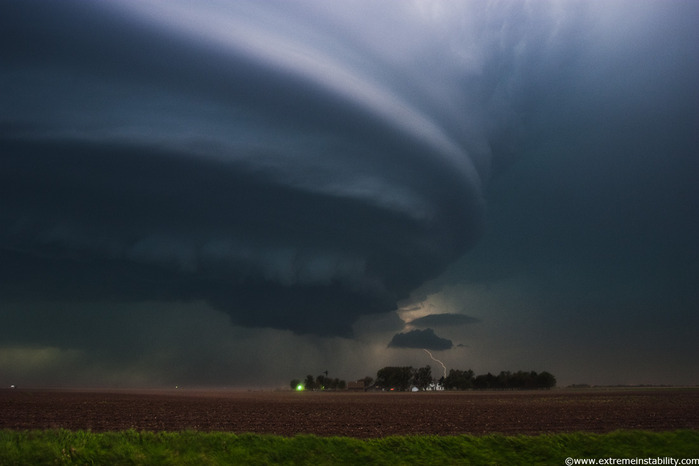 Striated supercell passes just north of Grand Island Nebraska May 10, 2005 (700x466, 49Kb)