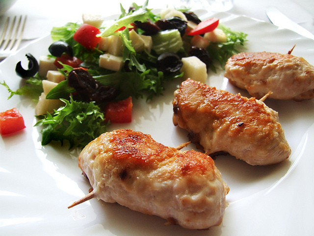 4453387_4605900475_68925c2bc4_Chicken_Rolls_with_Fresh_vegetable_Salad_M (640x480, 193Kb)