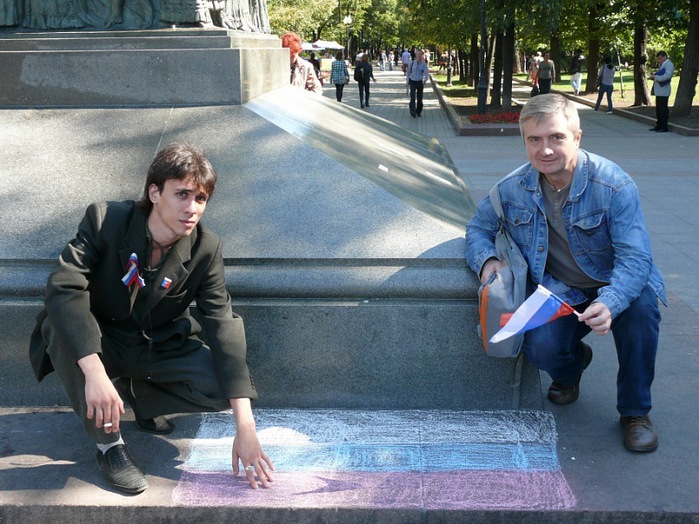 День Государственного флага РФ, памятник Грибоедову, 22 августа 2011 года/2270477_24 (700x524, 148Kb)