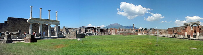 Панорама форума в Помпеях, вдали — Везувий