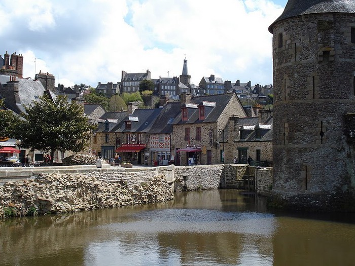 Фужер (Fougeres) — старинный город-крепость с 13 башнями в Бретани 76974