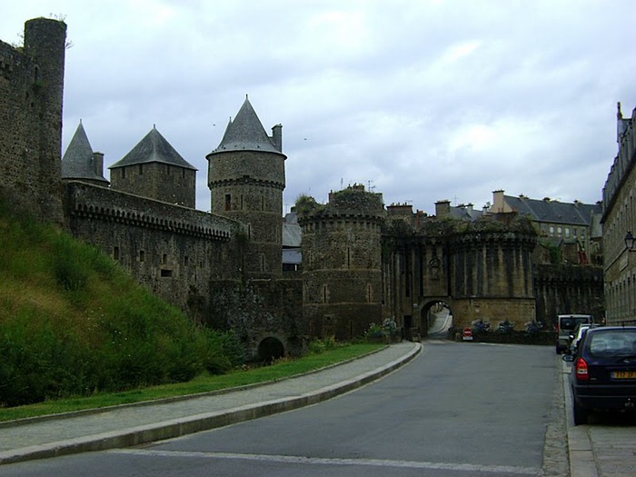 Фужер (Fougeres) — старинный город-крепость с 13 башнями в Бретани 15608