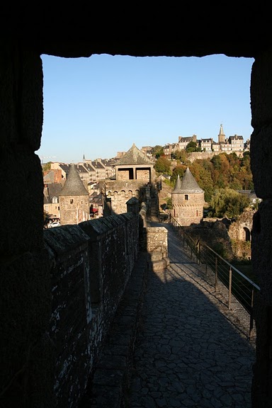 Фужер (Fougeres) — старинный город-крепость с 13 башнями в Бретани 13146