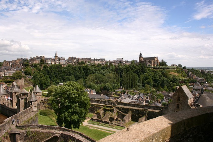 Фужер (Fougeres) — старинный город-крепость с 13 башнями в Бретани 18695