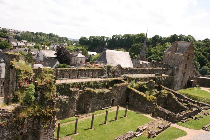 Фужер (Fougeres) — старинный город-крепость с 13 башнями в Бретани 18973